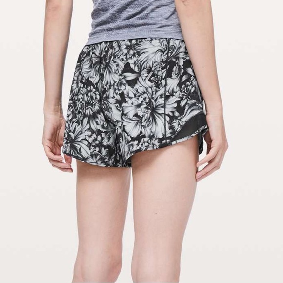 Lululemon Hotty Hot Short II *Long 4" Size 6 - Picture 2 of 8